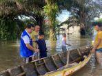 Wabup-Bintan-naik-sampan-cek-korban-banjir.jpg