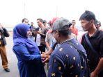 Walikota-Tanjungpinang-Rahma-sapa-warga-yang-menerima-bantuan.jpg