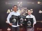 Walikota-dan-Wakil-Walikota-Batam-dapat-penghargaan-Tribun-Batam-Awards-2025.jpg