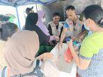 Warga-memborong-ayam-potong-yang-dijual-di-Operasi-Pasar-Murah-Batam.jpg