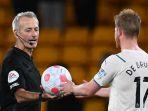 Wasit-Martin-Atkinson-memberikan-bola-kepada-Kevin-De-Bruyne.jpg