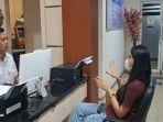 Wina-Septianty-saat-membuat-laporan-di-SPKT-Polda-Sumsel-untuk-melaporkan-oknum.jpg