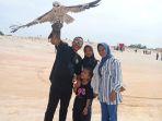 Wisatawan-foto-di-Telaga-Biru-Bintan-7765.jpg