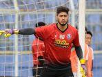 adilson-maringa-kiper-arema-fc.jpg