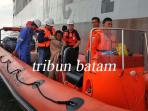 afrizal-nelayan-yang-selamat-setelah-empat-hari-terombang-ambing-di-selat-malaka_20160721_132419.jpg