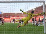 aksi-kiper-david-de-gea-kiper-manchester-united-david-de-gea-melompat.jpg