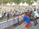 aksi-tukul-arwana-senam-zumba-di-atas-panggung-di-acara-melangkah-dan-gowes-bp-batam_20161029_082830.jpg