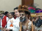 aktivitas-papua-ditegur-majelis-hakim-pn-jakpus-karena-gunakan-koteka-saat-sidang.jpg