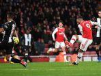 alexandre-lacazette-mencetak-gol-keempat-arsenal-ke-gawang-newcastle-united.jpg