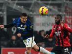 alexis-sanchez-berebut-bola-dengan-fikayo-tomori.jpg