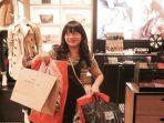 amel-carla-saat-berbelanja-di-imm-shopping-mall-singapura.jpg