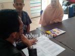amsakar-achmad-melihat-daftar-harga-buku-dan-lks-di-sd-006-batam_20160722_144515.jpg