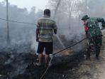 anggota-tni-dan-warga-berjibaku-padamkan-api.jpg