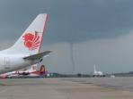 angin-puting-beliung-di-selat-philip-tampak-dari-bandara-hang-nadim_20161020_172513.jpg