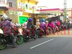 antrian-kendaraan-di-salah-satu-spbu-di-slatpanjang_20150731_160723.jpg
