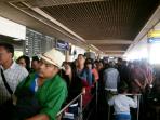 antrian-panjang-penumpang-di-bandara-hang-nadim.jpg
