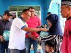 apri-sujadi-bagi-bantuan-beras-ke-warga.jpg