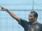 arema-fc-tunjuk-kuncoro-jadi-pelatih-sementara-tim-singo-edan-gantikan-eduardo-almeida.jpg