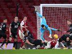 arsenal-kalah-kiper-burnley-asal-inggris-nick-pope-tengah-melompat.jpg