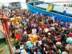 arus-mudik-lewat-jalur-laut-membludak-di-pelabuhan-penagi-ranai-natuna_20150706_172920.jpg