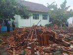 aula-smk-1-miri-sragen-ambruk-diterjang-puting-beliung.jpg
