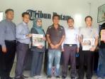 awak-redaksi-tribun-batam-berfoto-dengan-ketua-dan-anggota-komisioner-kip-kepri_20150605_175139.jpg