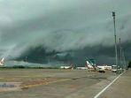 awan-berbentuk-tsunami-di-dekat-bandara-hasanudin-makassar.jpg