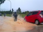 banjir-di-ruas-jalan-yang-berada-di-pintu-kawasan-bintang-industri-tanjung-uncang_20160102_172235.jpg