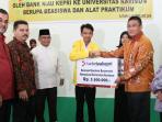 bank-riau-kepri-beri-beasiswa_20160223_000442.jpg