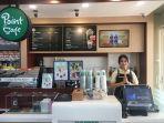 barista-saat-menunjukkan-suasana-point-cafe-di-indomaret-batam.jpg