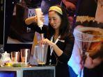 bartender-ilusyana-saat-meracik-minuman.jpg