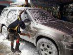 beberapa-petugas-di-tempat-pencucian-mobil.jpg