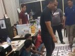 beberapa-warga-yang-diduga-bermain-judi-dadu-diamankan-polresta-barelang_20180505_103614.jpg