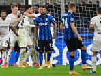 bek-borussia-moenchengladbach-asal-aljazair-rami-bensebaini-tengah-melakukan-selebarasi.jpg