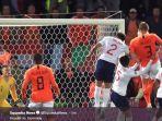 bek-timnas-belanda-matthijs-de-ligt-mencetak-gol-ke-gawang-timnas-inggris.jpg