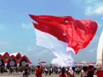 bendera-raksasa-upacara-muri-di-karimun_20150817_165440.jpg