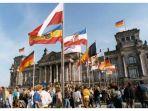 bendera-semua-negara-bagian-jerman-dikibarkan-pada-3-oktober-1990.jpg