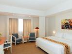 bentuk-kamar-deluxe-room-di-beverly-hotel.jpg