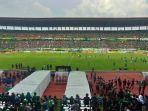 bonek-penuhi-stadion-gelora-bung-tomo.jpg