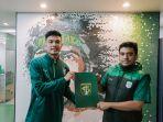 brylian-aldama-bersama-manajer-tim-persebaya-yahya-alkatiri.jpg