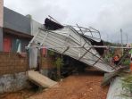 bukit-mangsang-indah-sei-beduk-batam-luluh-lantak-atapnya-diterjang-angin-puting-beliung_20180310_125543.jpg