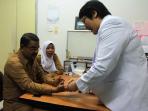 bupati-karimun-aunur-rafiq-memeriksakan-kesehatannya-ke-seorang-dokter-spesialis_20160712_174156.jpg