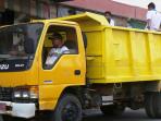 bupati-karimun-aunur-rafiq-naik-truk-sampah_20160416_103236.jpg