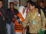 bupati-klaten-sri-hartini-keluar-dari-gedung-kpk_20170101_102815.jpg