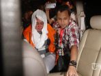 bupati-klaten-sri-hartini-keluar-dari-gedung-kpk_20170101_142638.jpg