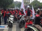 buruh-sudah-berkumpul-di-depan-panbil-mall_20180501_094820.jpg
