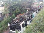 bus-kramat-jati-terjun-bebas-dari-jalan-by-pass-cikopo-hingga-terbalik-ke-jalan-cipeutag.jpg