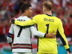 cristiano-berbicara-dengan-kiper-hungaria-peter-gulacsi-usai-pertandingan.jpg