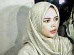 cut-meyriska-ubah-tampilan-dengan-berhijab.jpg