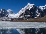 danau-gurudongmar-pegunungan-himalaya-yang-membeku-sepanjang-tahun.jpg